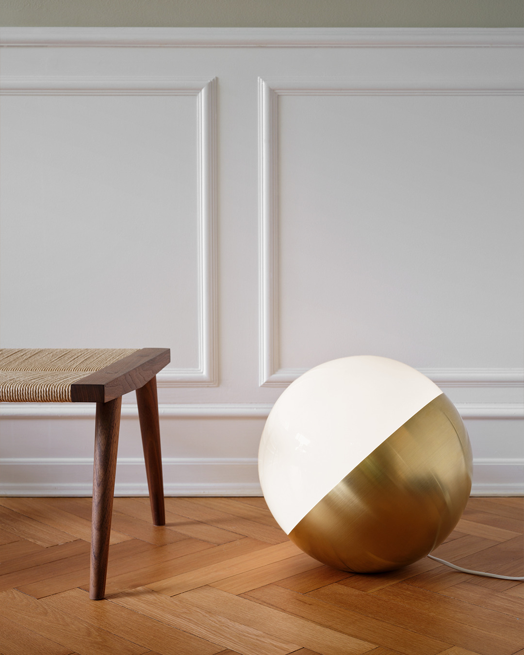 VL Studio floor/table lamp with white shades and brass frame, © 2025 Louis Poulsen.