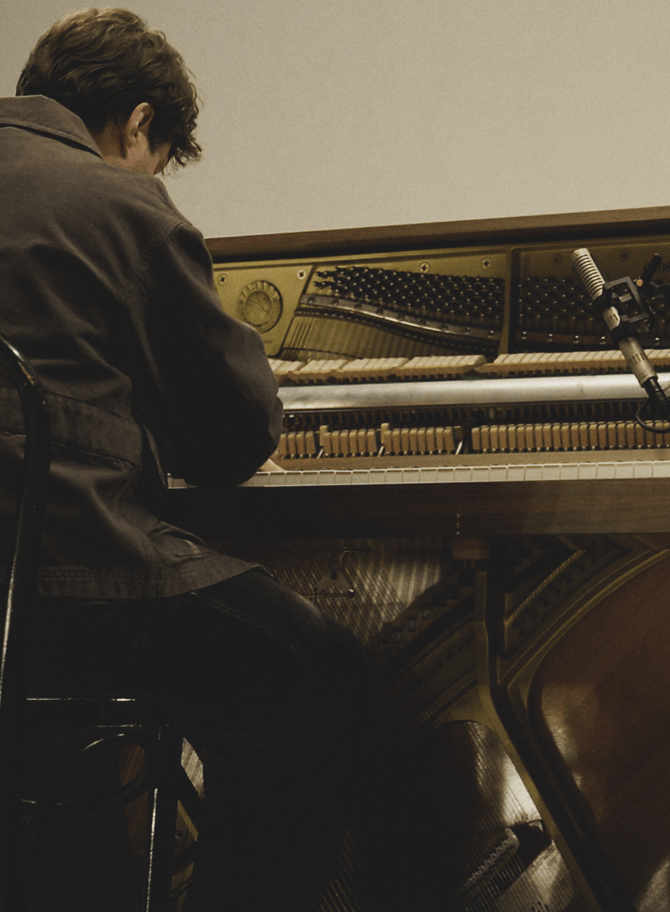 August Rosenbaum playing an open piano during a recording session, © 2025 Louis Poulsen.