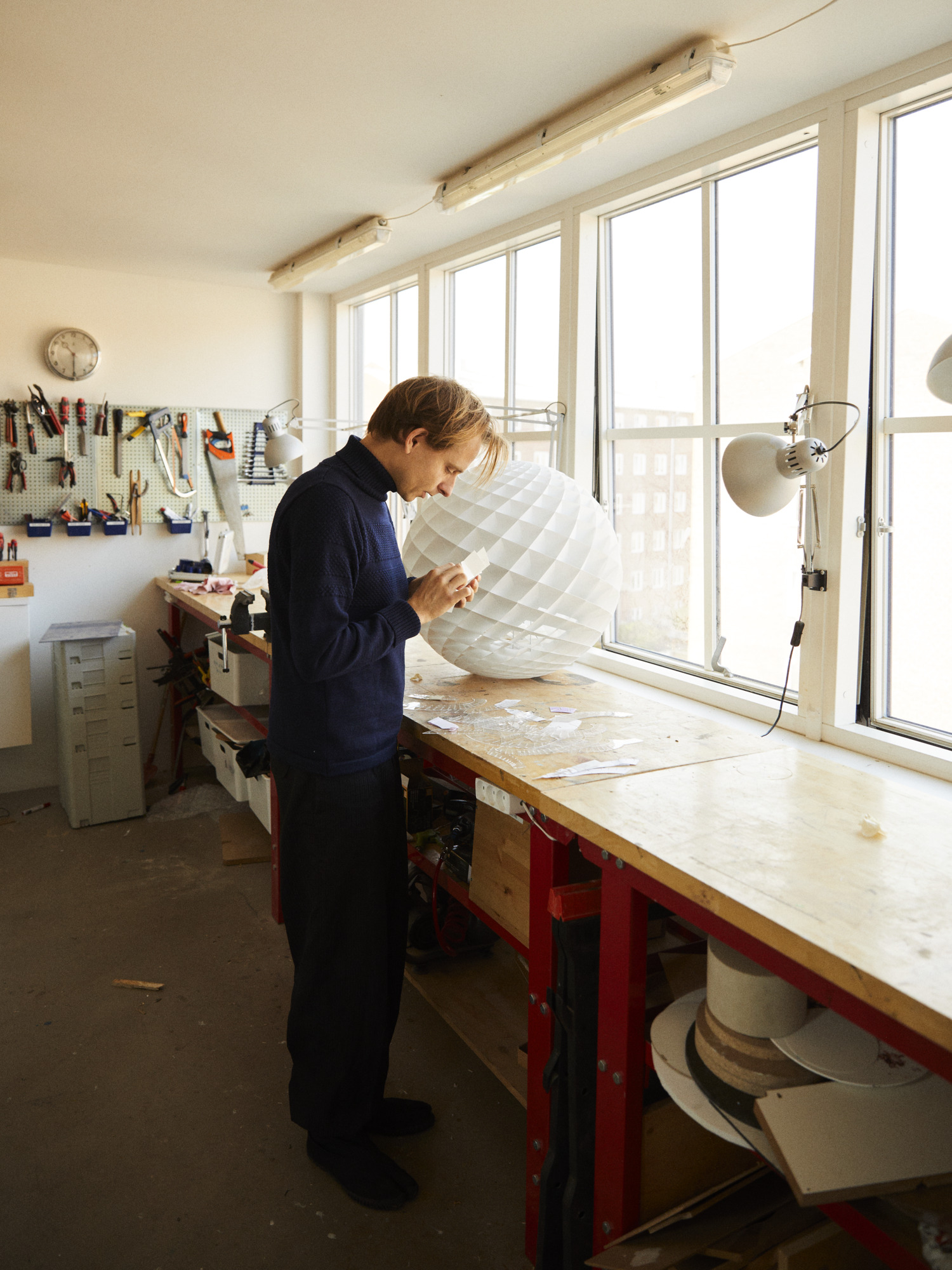 Øivind Slaatto working on Patera pendant design in his bright workshop, © 2025 Louis Poulsen.